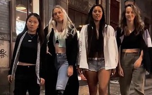 Bị đồng đội chê 'lúa' Huỳnh Như thay đổi phong cách,
tự tin diện áo croptop, trang điểm khi đi dạo phố