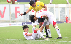 Sao trẻ Viettel ăn mừng bàn thắng như Ronaldo rồi... nằm cáng rời sân