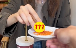 Loại quả đang chín rộ khắp miền Bắc nhìn y như cà chua khiến cô gái Tây nhăn nhó khi ăn thử