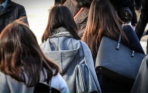 Người phụ nữ ngoài 50 tuổi xin làm lao công, ông chủ xem sơ yếu lý lịch liền đưa ra quyết định sửng sốt