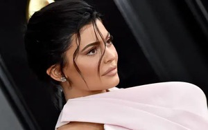 Kylie Jenner kiếm 1 tỷ USD từ đôi môi như thế nào?