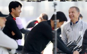 Son Heung Min cười tươi khi gặp tân HLV Klinsmann: Giật mình cựu trợ lý HAGL xuất hiện ở ĐT Hàn Quốc