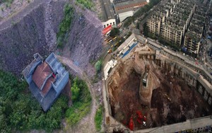 3 ngôi nhà đinh 'lì lợm' nhất Trung Quốc: Căn 40m2 khiến cầu cao tốc phải 'tách đôi', căn 219m2 bị nhà đầu tư đào sẵn móng sâu 10m nhưng vẫn không chịu di dời
