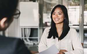 Nhà tuyển dụng: ‘Một cái bàn hình vuông có 4 góc, nếu cắt bỏ 1 góc, vậy còn bao nhiêu góc?’ -  Những người trả lời 5 góc đều bị loại thẳng! 