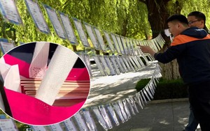 Người cha Trung Quốc tặng con trai 20 cuốn sổ đỏ để dễ lấy vợ: Hào phóng hay khoe khoang?