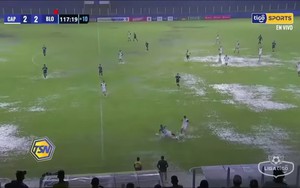 Độc lạ bóng đá: Trọng tài mất việc vì bù giờ đến... 42 phút