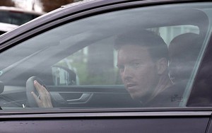 Nagelsmann đang đi trượt tuyết thì nghe tin bị Bayern sa thải, mất ghế sau cuộc họp dài 61 phút