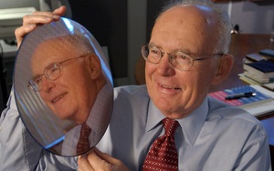 Đồng sáng lập Intel, cha đẻ “định luật Moore”, ông Gordon Moore vừa qua đời ở tuổi 94