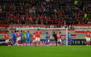 Sabitzer đá phạt ghi bàn tuyệt đỉnh, fan MU ca ngợi 'ngon' hơn cả Messi và Ronaldo