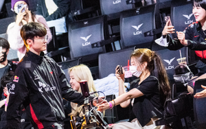 T1 thắng KT, nhưng biểu cảm 'quay xe 180 độ' của fan chiếm hết spotlight