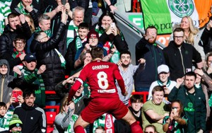 Huyền thoại Liverpool nhận phản ứng cực gắt vì ăn mừng trước mặt CĐV đối thủ ở trận đấu từ thiện