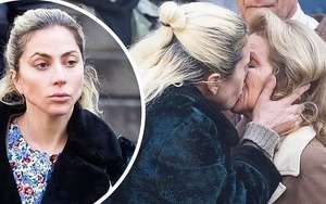 Lady Gaga hôn say đắm phụ nữ đứng bên đường khi quay một cảnh cho 'Joker: Folie à Deux' ở NYC