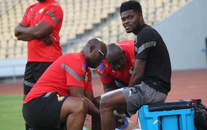 Arsenal đón tin sốc về 'lá phổi' Partey, fan nín thở cầu nguyện