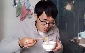 Sau 8 năm tốt nghiệp đại học, người đàn ông 30 tuổi vẫn cầm hơi qua ngày bằng mỳ gói: Đời bế tắc vì 1 lỗi tai hại nhiều người phạm phải! 