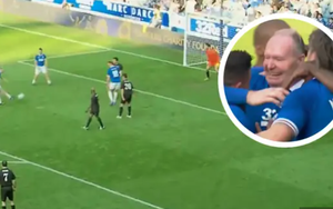 Pha dàn xếp để Paul Gascoigne ghi bàn ở tuổi 55 hài hước đến trọng tài cũng phải bật cười