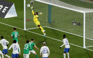 Thủ môn tuyển Pháp được khen là 'hay nhất thế giới' sau pha cứu thua không tưởng