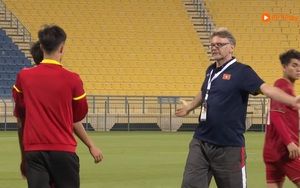 Sao trẻ HAGL khóc như mưa vì đá hỏng luân lưu, HLV Troussier vỗ về an ủi