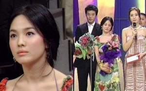 Song Hye Kyo lén làm điều này khi đứng bên tài tử Kwon Sang Woo trên sân khấu 20 năm trước