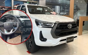 Ảnh thực tế Toyota Hilux 2023 bản duy nhất tại đại lý: Ra biển gần 1 tỷ đồng nhưng nội thất sơ sài, thua Ranger bản rẻ nhất