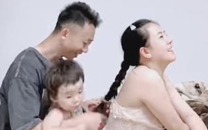 Làm vợ cầu thủ có sướng: Cầu thủ tuyển Việt Nam trổ tài tết tóc cho vợ, bất ngờ với kết quả