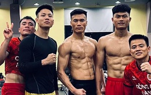 Thủ môn Bùi Tiến Dũng lộ body 8 múi săn chắc, thi đấu xuống phong độ nhưng ngoại hình vẫn đỉnh cao như năm nào