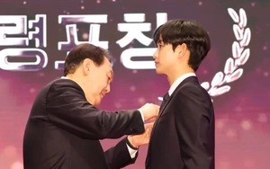 Giữa tranh cãi trốn thuế của dàn sao đình đám, Kim Soo Hyun và Song Ji Hyo được nhận bằng khen từ tổng thống