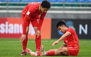Cầu thủ Trung Quốc phô diễn kỹ năng tệ hại, BLV thốt lên: ‘Trình độ này còn kém Nhật Bản 30 năm’