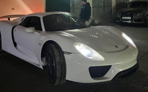 Chơi siêu xe hiếm không đơn giản: Ông Đặng Lê Nguyên Vũ đưa Porsche 918 Spyder vượt nghìn km ra Hà Nội làm thủ tục lăn bánh sau gần 1 năm ‘cất kho’