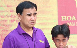 MC Quyền Linh bật khóc: "Tôi phải sống trong nhà mái dột, trời mưa phải hứng nước"