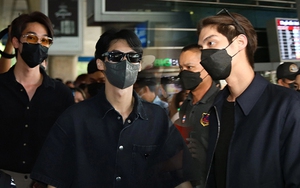 F4 Thái Lan đổ bộ sân bay Tân Sơn Nhất: Nam thần Bright - Win soái bất chấp khẩu trang kín mít, Dew nổi bần bật với chiều cao khủng