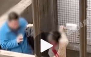 Hàng xóm bàng hoàng quay lại hành động cậu bé nhà bên làm với bố: Giáo dục gia đình thất bại sinh ra con cái bất hiếu!