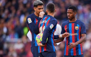 Cầu thủ Barca tranh nhau đá phạt đền trước Valencia và cái kết 'đắng'