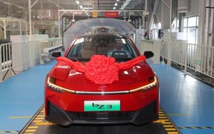 Xuất xưởng sedan điện đầu tiên của Toyota: Made in China, giá quy đổi 650 triệu đồng, không mất tiền sạc