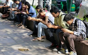 Một ngôi làng không ai thèm nói chuyện với nhau, phải đặt giờ giới nghiêm, tăng thuế đất để mọi người “cai điện thoại”