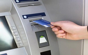 Ngân hàng Mỹ báo động vì chiêu dùng keo dán đánh cắp tiền tại ATM: Đi rút tiền mà gặp dấu hiệu này thì dừng lại ngay!