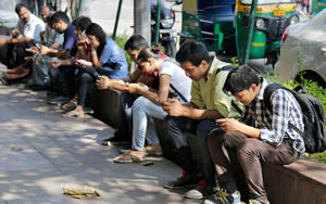 Ngán ngẩm với cảnh người dân "dán mắt" vào điện thoại, ngôi làng ra lệnh giờ giới nghiêm dùng thiết bị điện tử, ai vi phạm sẽ bị tăng thuế