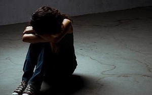 Bị mẹ ép thi lại đại học 9 lần, còn bị ép đâm kim vào tay lấy máu viết chữ, cô gái làm ra hành động dại dột khó lòng tha thứ