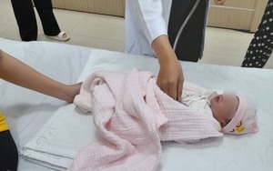 Cứu sống bé gái sơ sinh bị bỏ rơi trong túi nilon, kiến bu khắp người