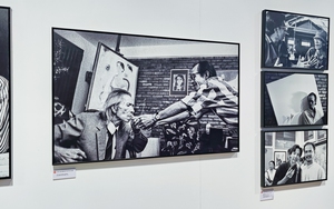 Triển lãm ảnh “GIỌT NƯỚC RƠI TRÊN KÍNH”, ngắm nhìn Trịnh Công Sơn và Hồng Nhung qua những khung hình đơn sắc