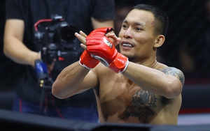 Cận cảnh Lý Tiểu Long bị học trò của Johnny Trí Nguyễn hạ knock-out chỉ sau 4 phút