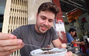 Khách Tây thưởng thức món ăn không phải ai cũng dám thử của Việt Nam rồi nhận xét: "Nó ngon mà!"