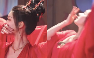 'Thần Ẩn' tung ảnh hậu trường mừng đóng máy, Triệu Lộ Tư mặc váy đỏ nhảy múa thật kiều diễm