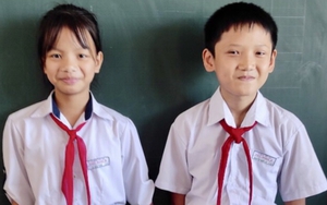 Khen thưởng hai học sinh nhặt được hơn 100 triệu đồng trả lại người mất