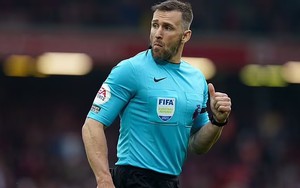 Trọng tài đánh cùi chỏ hậu vệ Liverpool đã bị treo còi