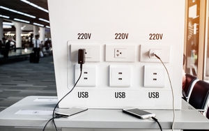 Thấy ổ sạc pin ở trung tâm mua sắm, đừng cắm điện thoại vào: Đó là cái bẫy "rút hết tiền" trong tài khoản!