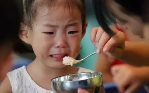 Nhìn từ trào lưu dùng clip dọa trẻ con để ép bé ăn: Ai mới thật sự là “thủ phạm”?