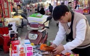 Chàng trai Gen Z livestream bán tạp hóa lề đường: Kiếm hơn 34 triệu đồng mỗi tháng, phá vỡ định kiến "còn trẻ mà đi bán hàng là lười biếng"