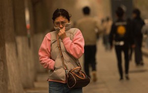 Chùm ảnh: Bão cát tấn công 410 triệu người tại Trung Quốc, cả thành phố bị bao trùm bởi màu cam mịt mờ