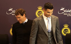 Ronaldo bị nghi là 'phản thầy' khi HLV Garcia của Al Nassr sắp bị bay ghế