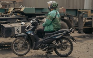 Tình cảnh trớ trêu của tài xế nữ chạy Gojek: Nhận ít đơn, thu nhập thấp chỉ vì khách nam không chịu ngồi sau "tay lái đàn bà"!